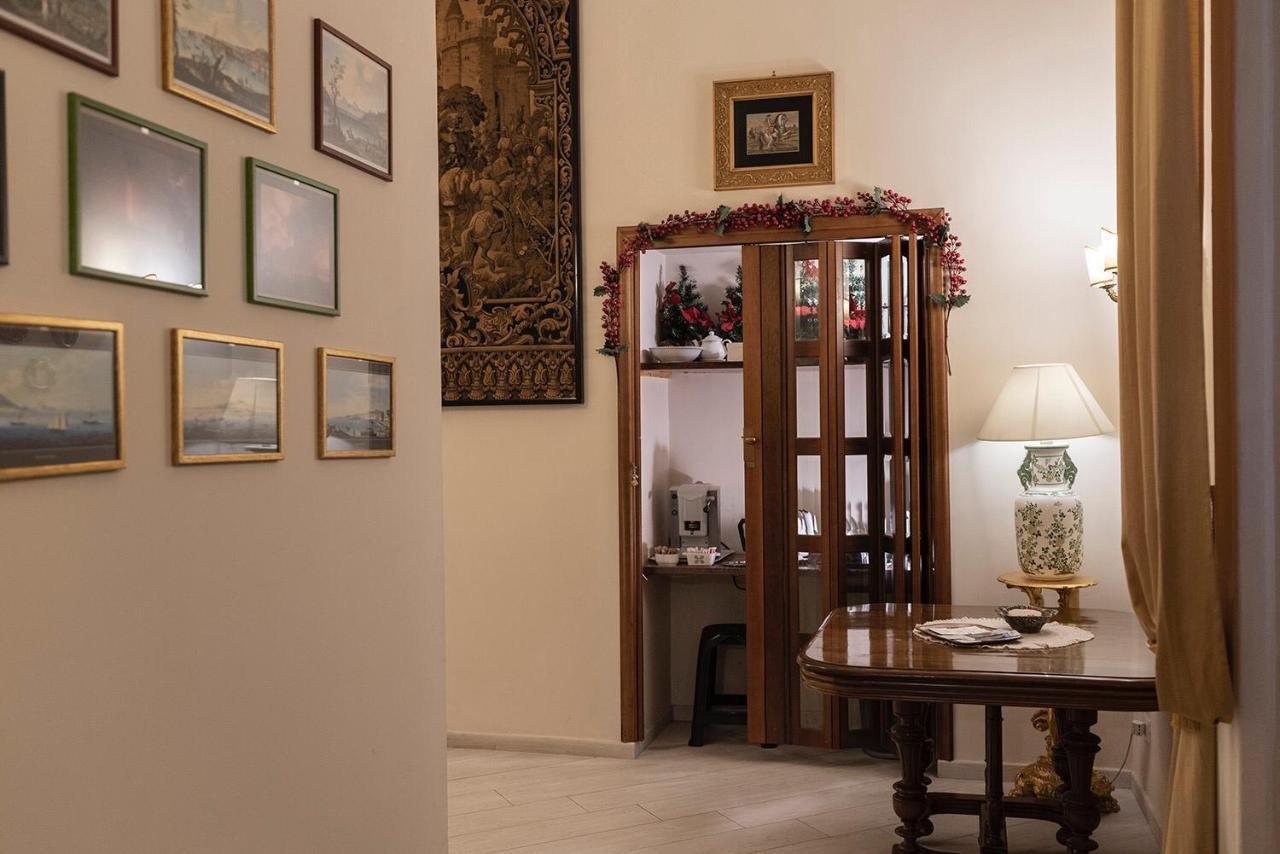 Domus Borbonica Bed & Breakfast เนเปิลส์ ภายนอก รูปภาพ