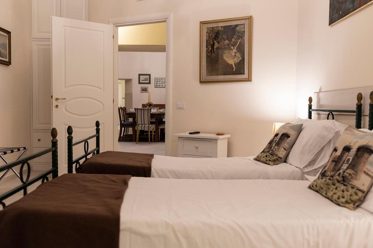 Domus Borbonica Bed & Breakfast เนเปิลส์ ภายนอก รูปภาพ