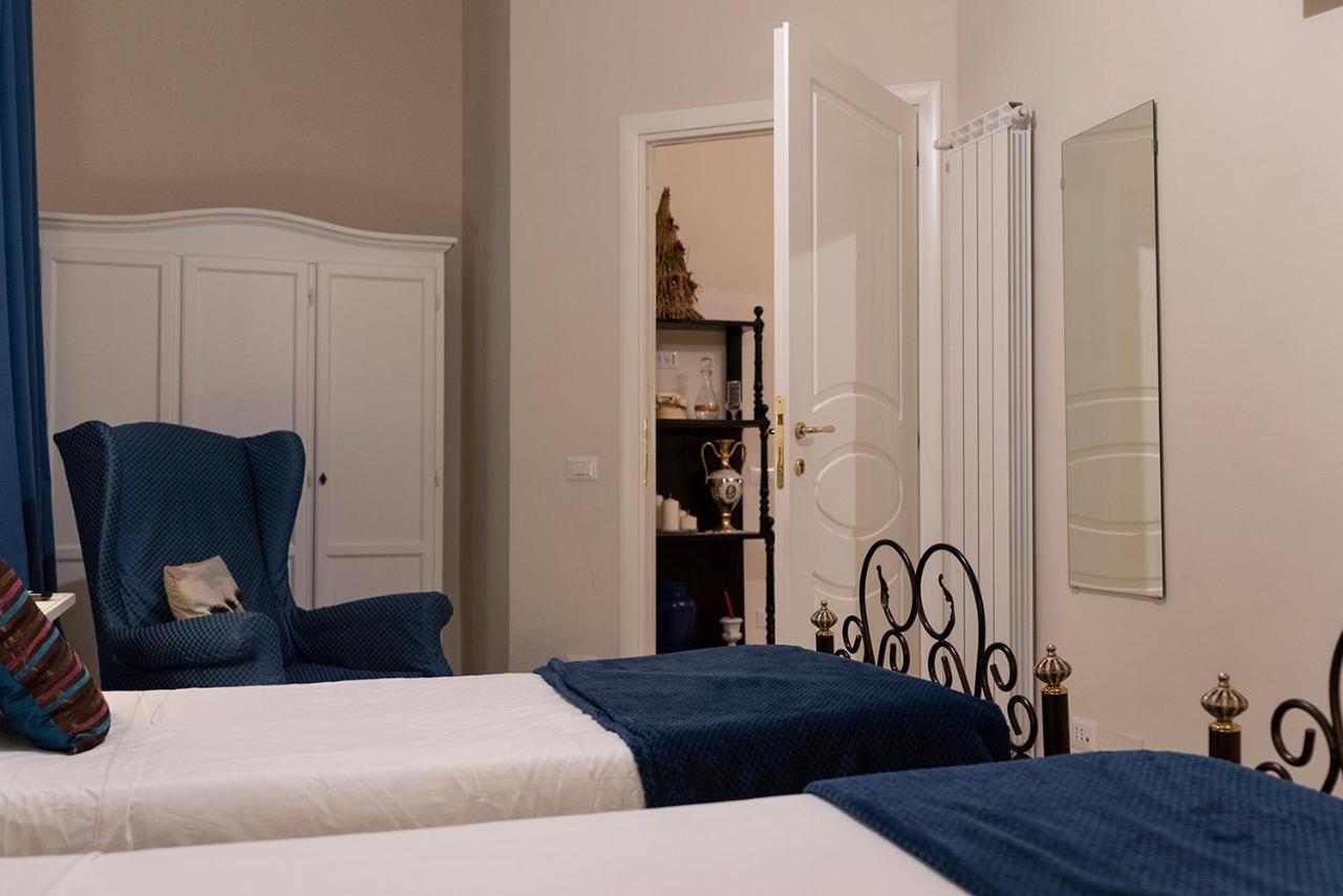 Domus Borbonica Bed & Breakfast เนเปิลส์ ภายนอก รูปภาพ