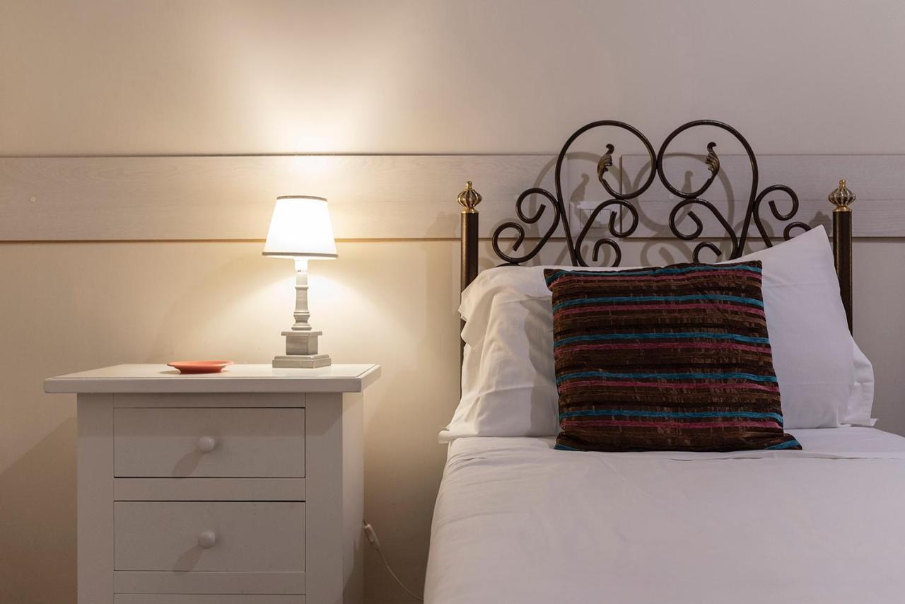 Domus Borbonica Bed & Breakfast เนเปิลส์ ภายนอก รูปภาพ