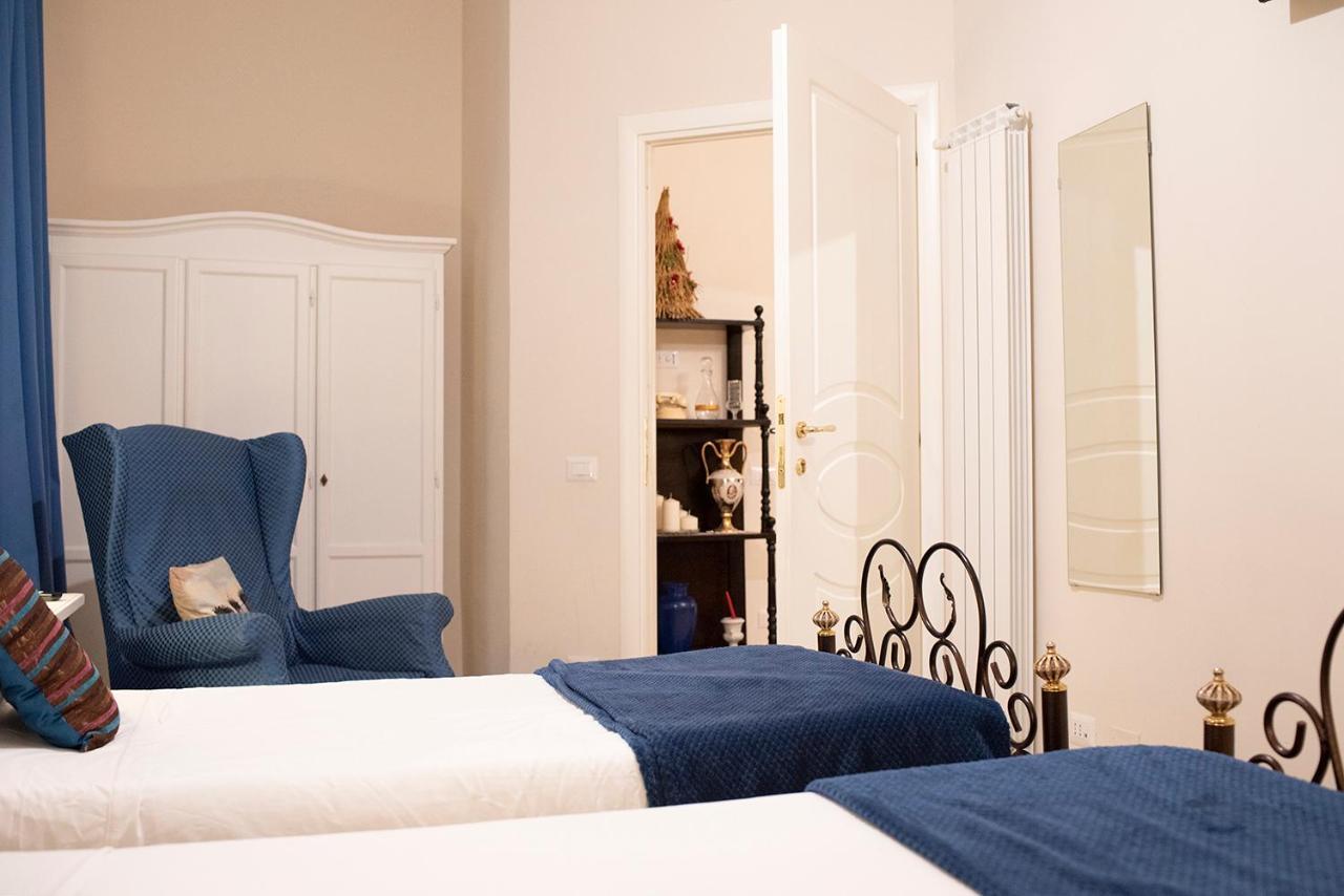 Domus Borbonica Bed & Breakfast เนเปิลส์ ภายนอก รูปภาพ