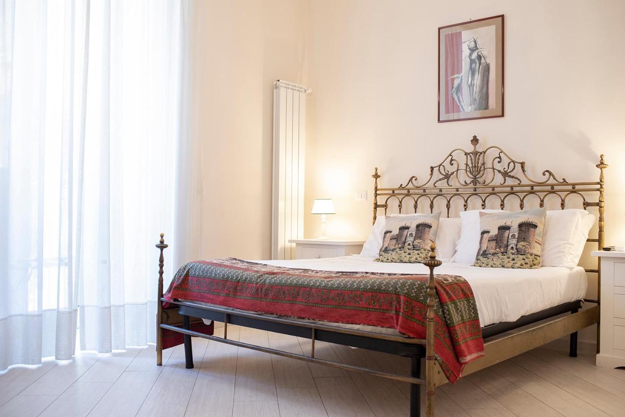 Domus Borbonica Bed & Breakfast เนเปิลส์ ภายนอก รูปภาพ