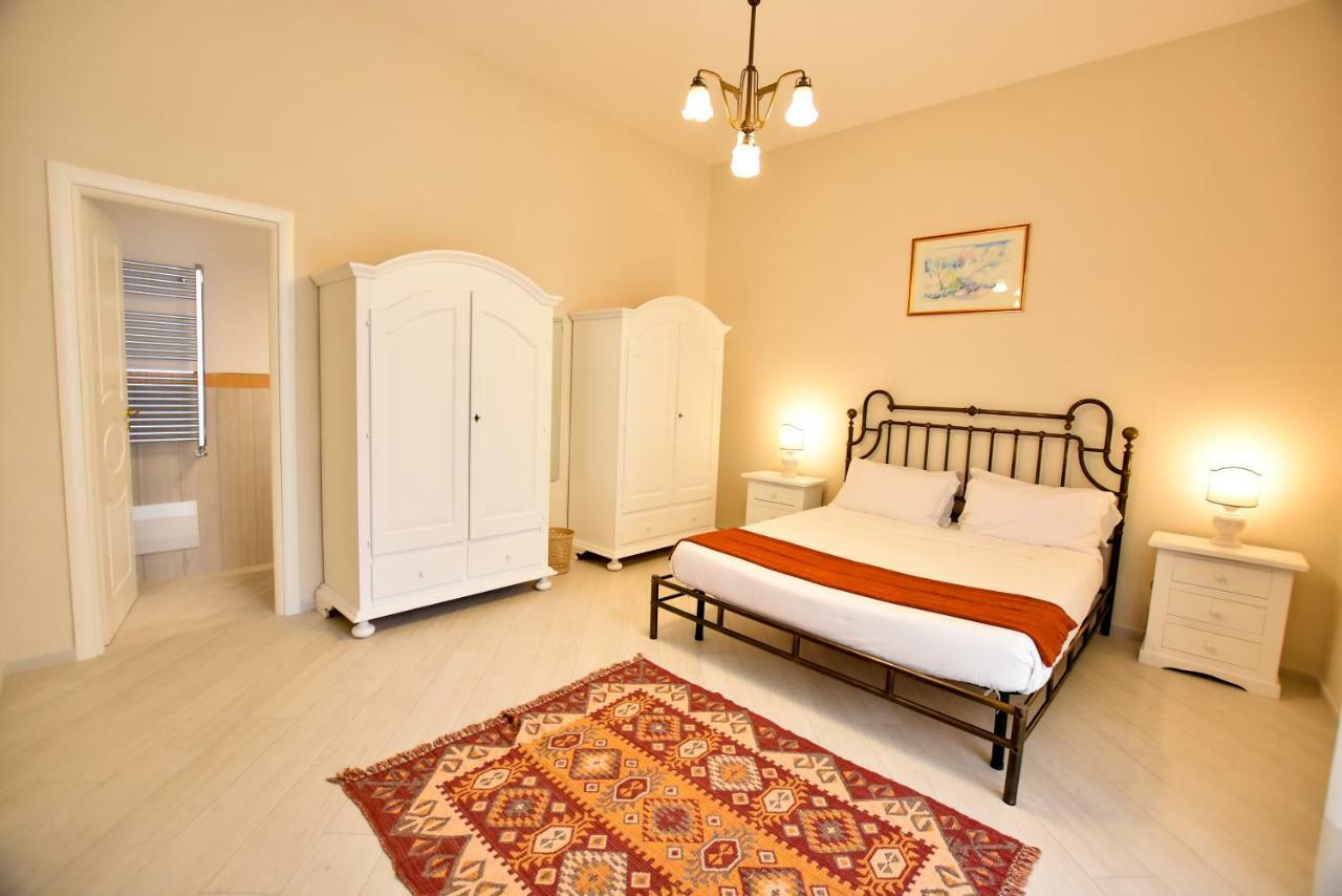 Domus Borbonica Bed & Breakfast เนเปิลส์ ภายนอก รูปภาพ