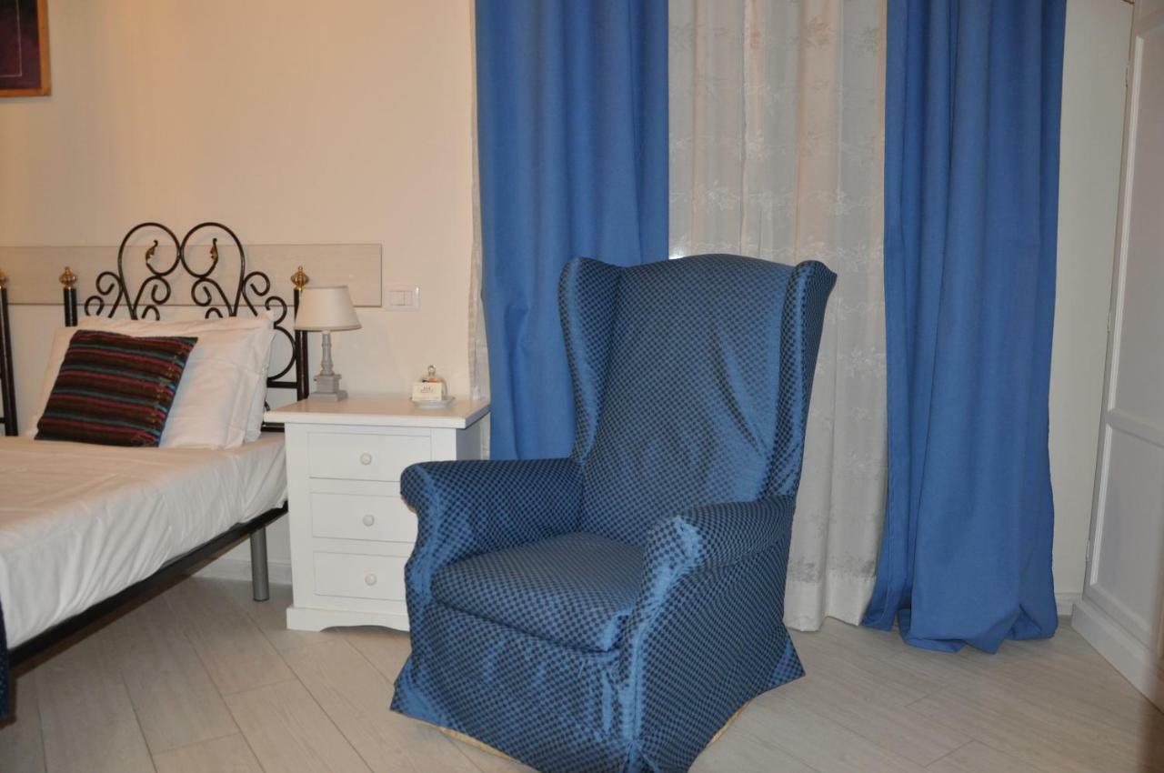 Domus Borbonica Bed & Breakfast เนเปิลส์ ภายนอก รูปภาพ