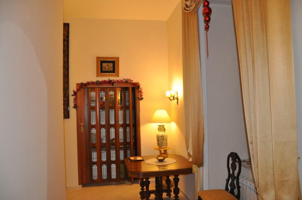 Domus Borbonica Bed & Breakfast เนเปิลส์ ภายนอก รูปภาพ