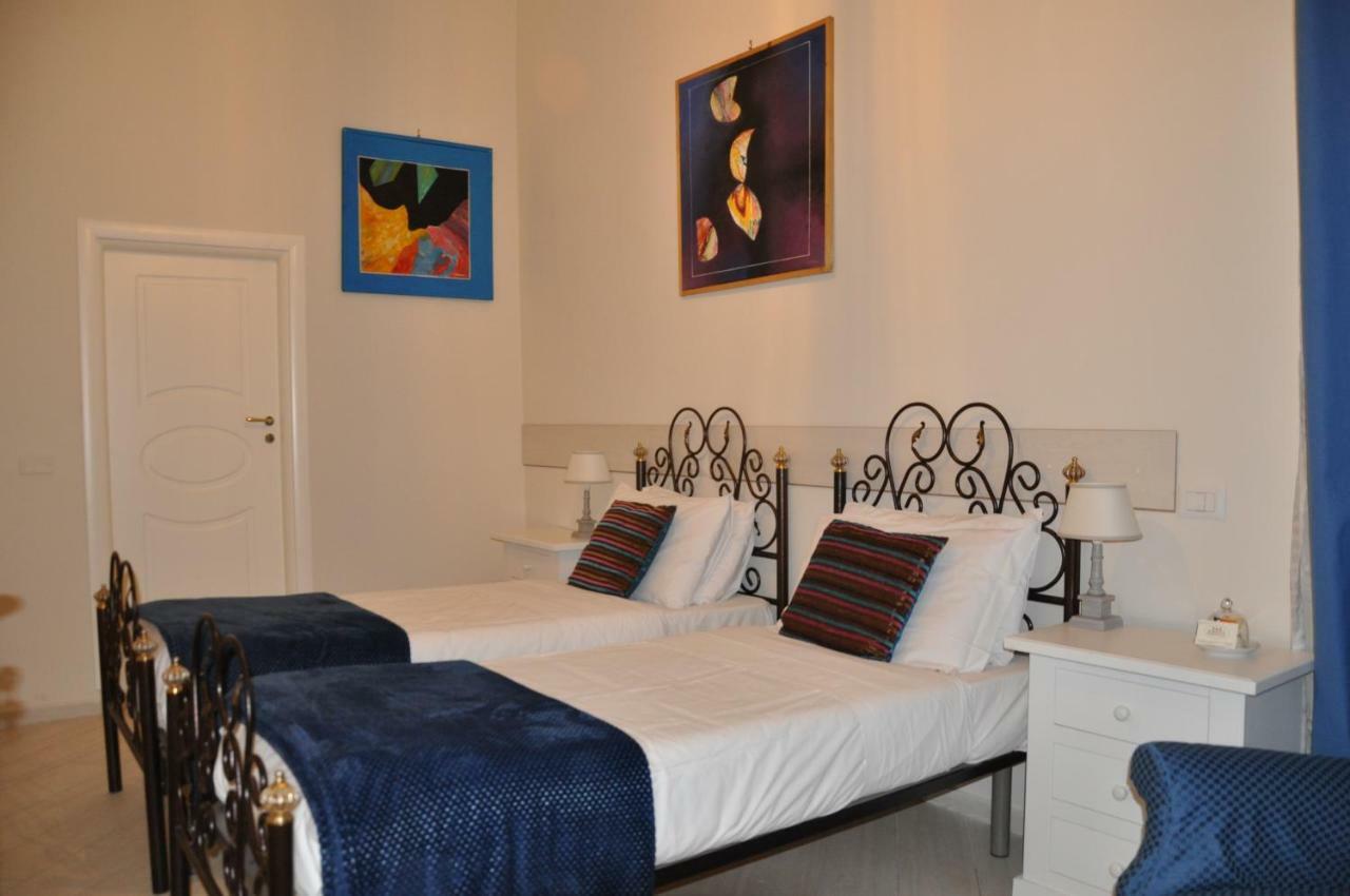 Domus Borbonica Bed & Breakfast เนเปิลส์ ภายนอก รูปภาพ