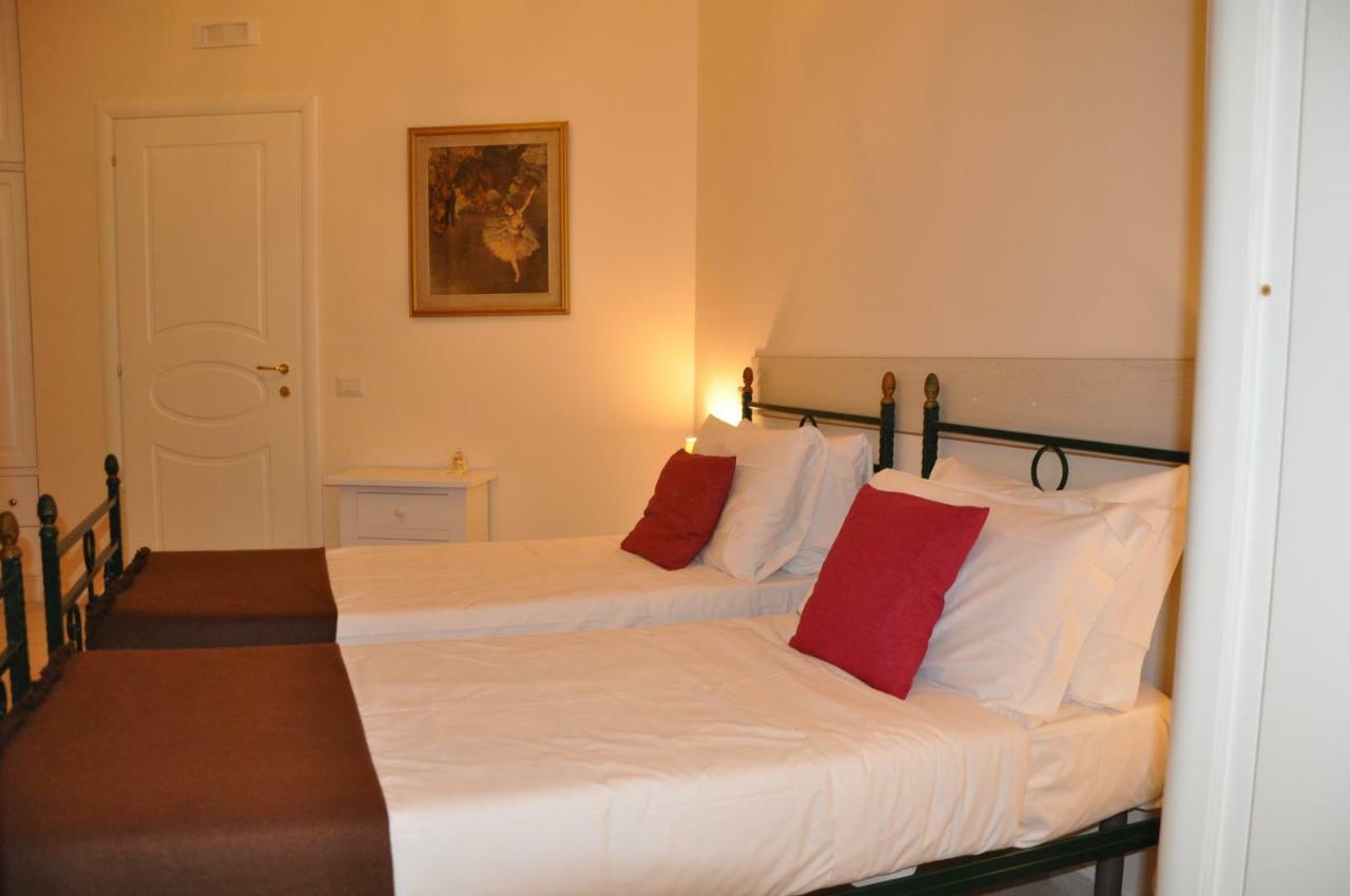 Domus Borbonica Bed & Breakfast เนเปิลส์ ภายนอก รูปภาพ